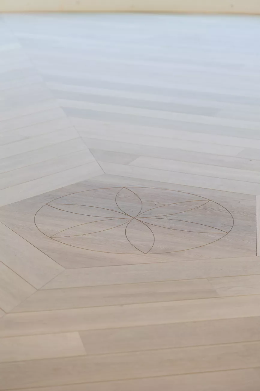 A picture of hoona's dome with a flower incrustation.