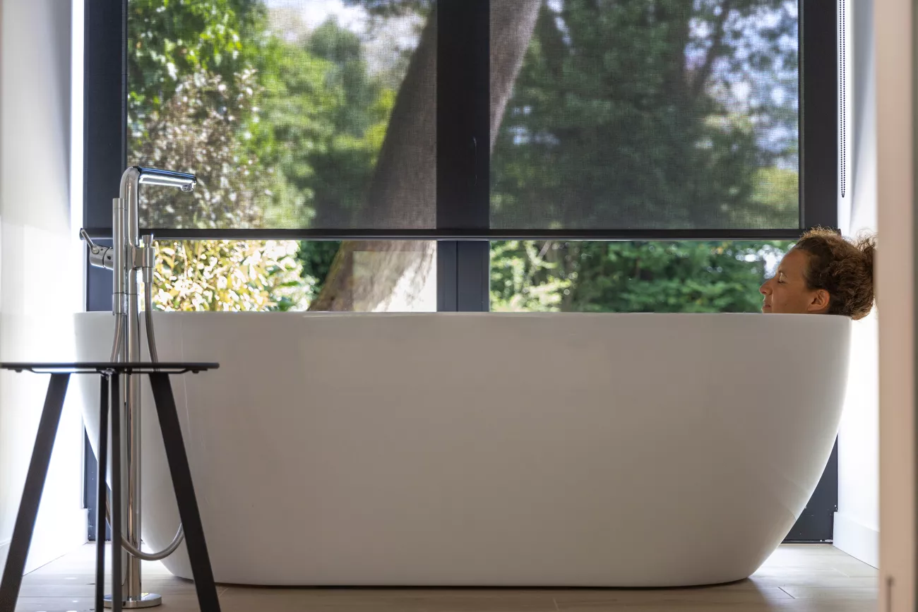 A person receives a magnesium bath 